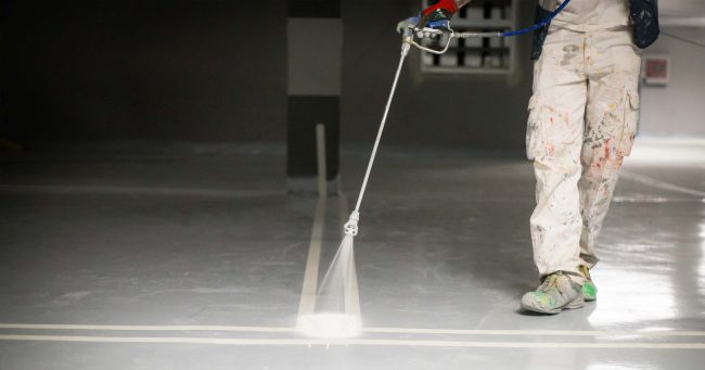 aplicación de pintura industrial en pavimento de parking