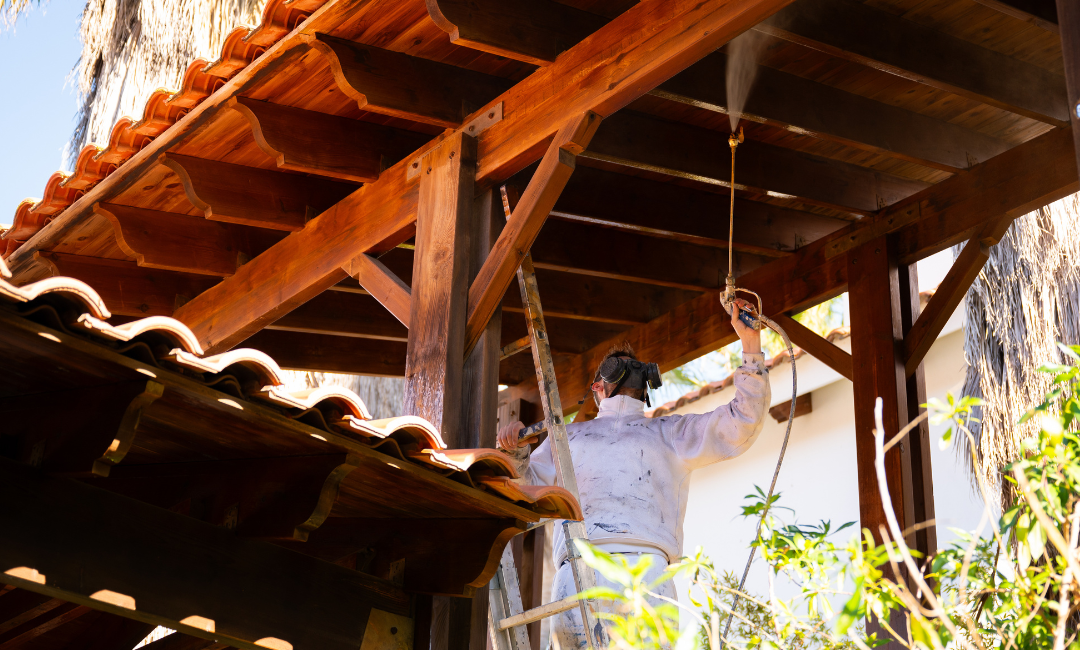 pintor profesional haciendo el mantenimiento de pintura especializada en tarragona