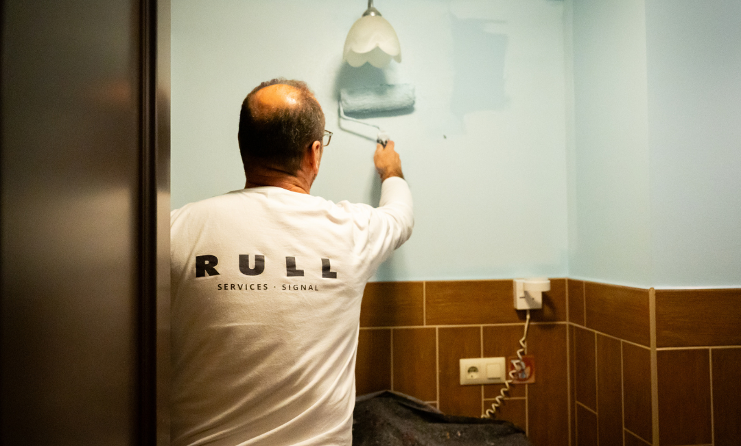 empleado rull services, pintando una pared que tenia desgaste de color.