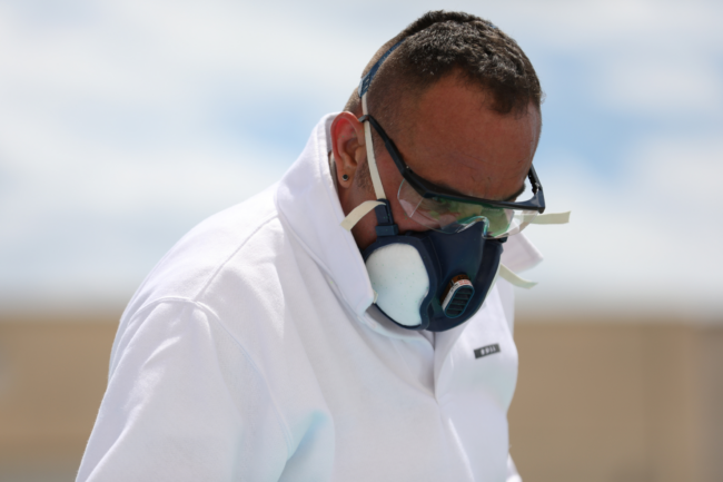 trabajador de Rull Services aplicando la pintura del escudo total térmico en una nave industrial para conseguir ahorro enérgetico