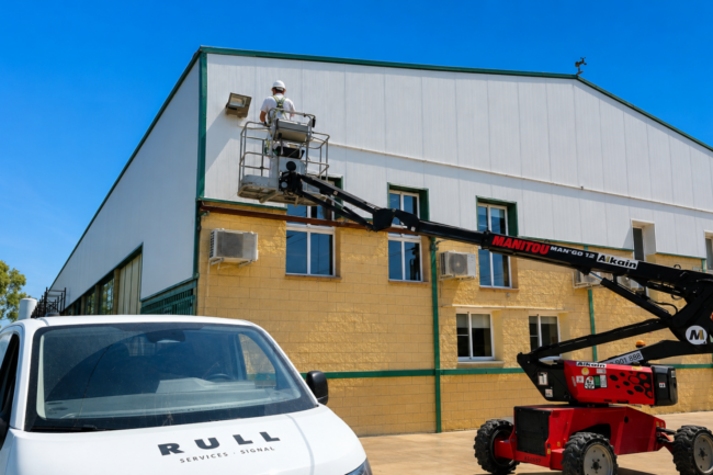 rullservices-empresa-profesional-de-pint7ura-en-tarragona-y-barcelona-fachada-nave-industrial Rull Services pintando la fachada de una nave industrial en la provincia de Tarradona