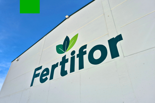 Se trata de una fachada de una empresa que se llama Fertifor, se dedica a la venta del por mayor y por menor de productos fertilizantes. Logotipo e isotipo pintado por Rull Services, empresa de pintura profesional en el Delta.