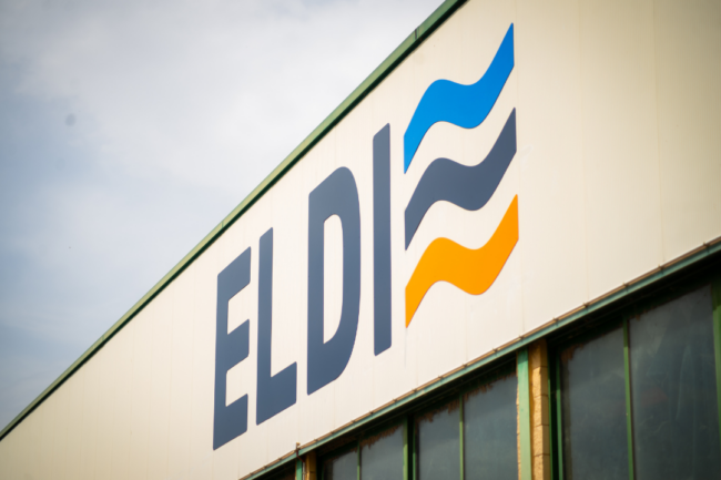 Fachada exterior con pintura profesional y rotulación corporativa de Eldi